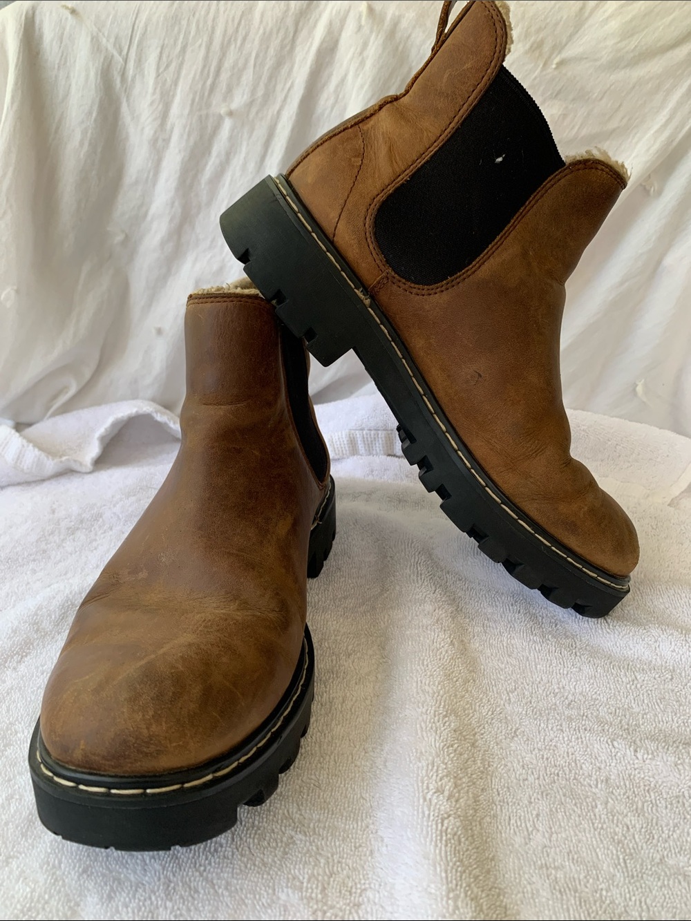 Roots Shearling-Lined Winter Chelsea Lug Sole Boots, Sz 8.5 - Picture 3 of 16